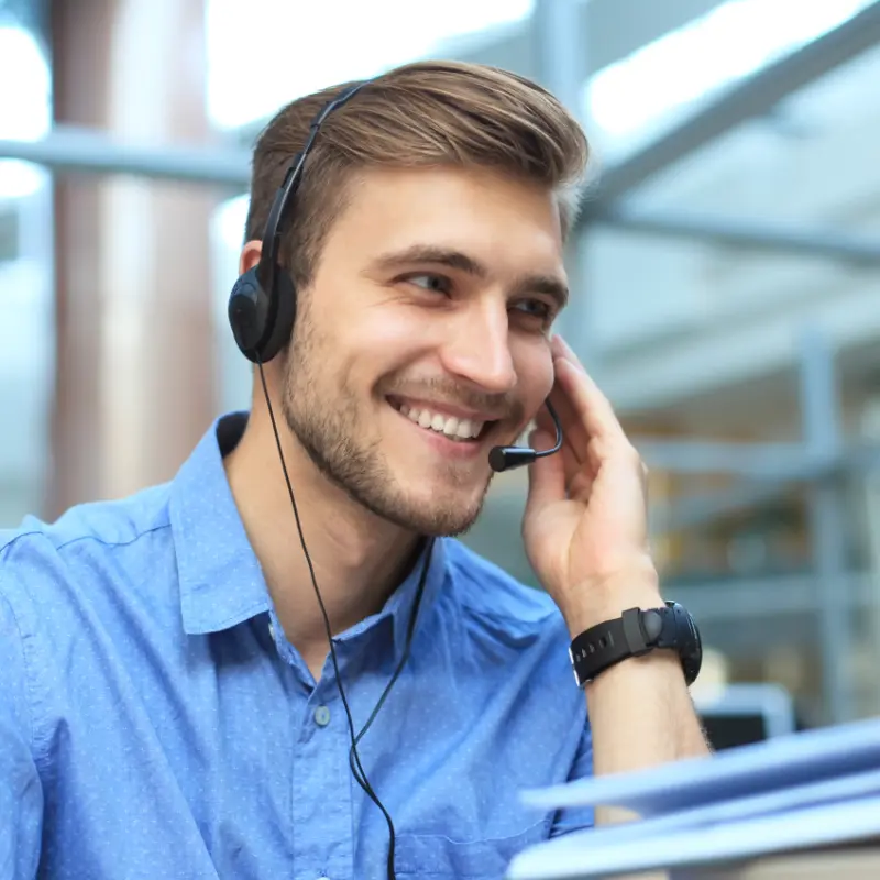 Eine Person mit einem Headset in einem Gespräch